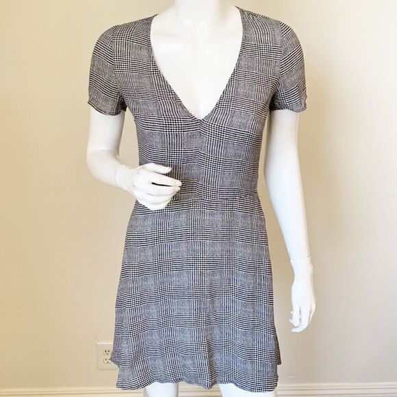 Reformation Houndstooth Black White Plaid Printed V Neck Short Sleeve Mini Dress - Picture 2 of 6